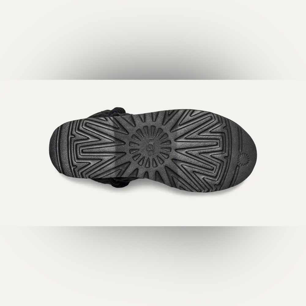 UGG Classic Short Villa Knit Platform Boot - Picture 8 of 15